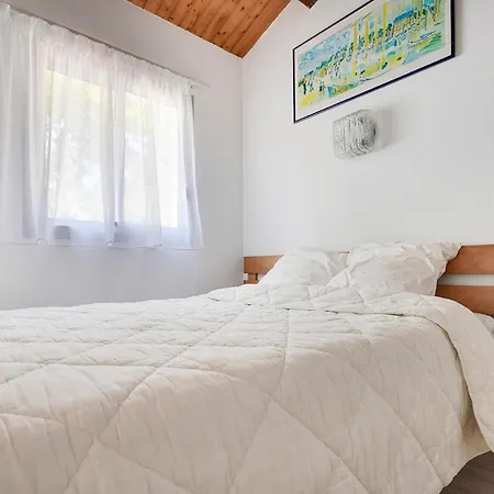Holiday home Stunning In Sur La Faute-sur-Mer